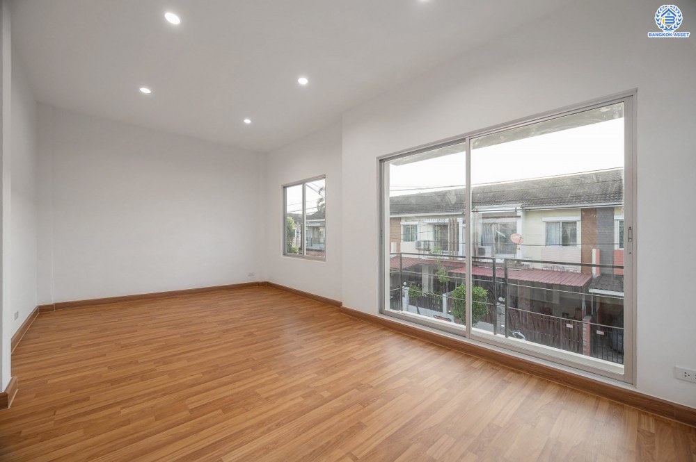 บ้านมือสอง โครงการ วิสต้าอเวนิว เพชรเกษม81 หลังมุม จาก SC Asset เนื้อที่กว้าง 31.7 ตร.ว. ฟังก์ชัน 3 ห้องนอน 2 ห้องน้ำ 1 ที่จอดรถ ราคาถูก และคุ้มค่าที่สุดในโครงการ! บนทำเลศักยภาพ เข้า-ออกหลายเส้นทาง อาทิ ถนนเพชรเกษม ถนนพุทธมณฑลสาย3 ใกล้รถไฟฟ้าสายสีน้ำเงิน(ส่วนต่อขยาย)